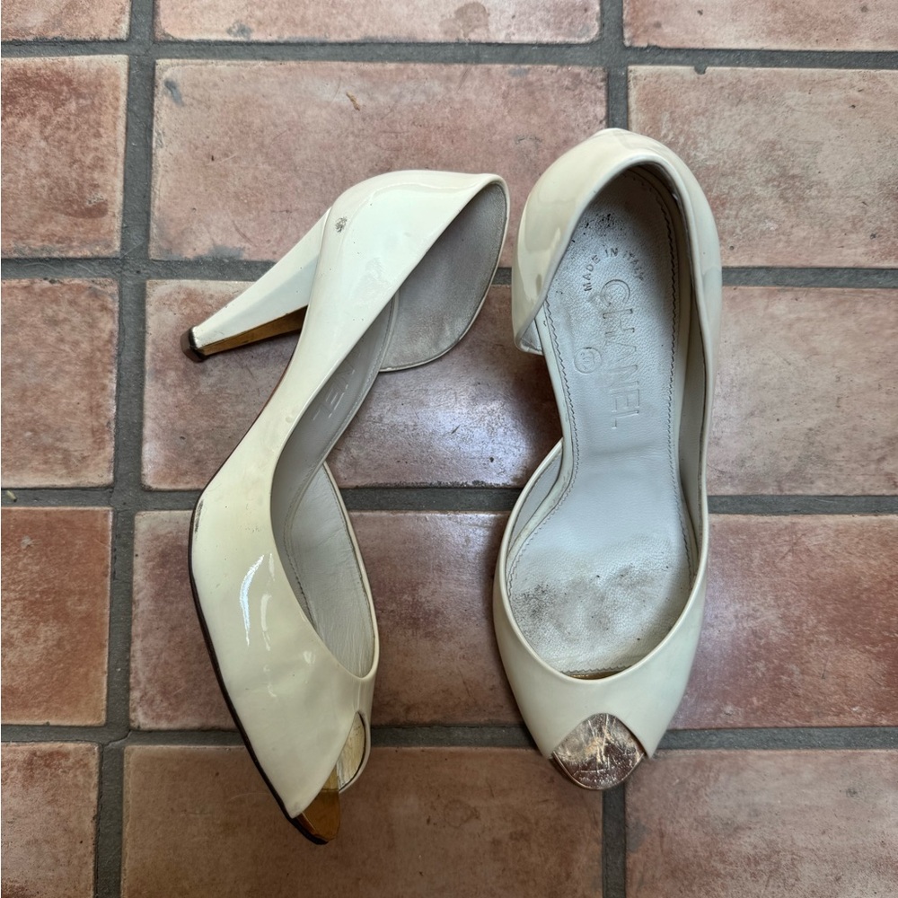 CHANEL Women's Elegant Cream and Gold Heels - Picture 6 of 6